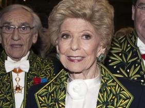 La secrétaire perpétuelle de l'Académie française, Hélène Carrère d'Encausse (c), lors de la cérémonie d'entrée de Xavier Darcos (d) à l'Académie, le 12 février 2015, à Paris.